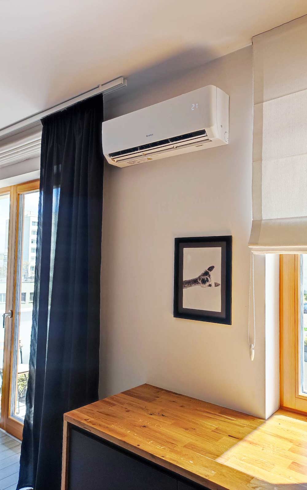 ściana na której wisi klimatyzacja w mieszkaniu